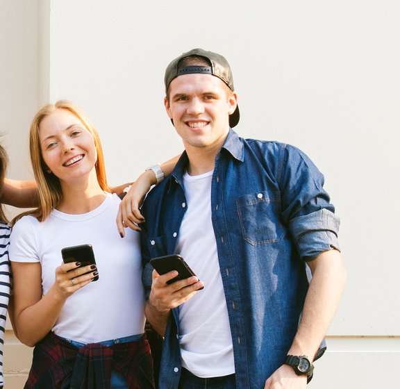 Gruppe junger Leute teilweise mit Handys in ihren Händen