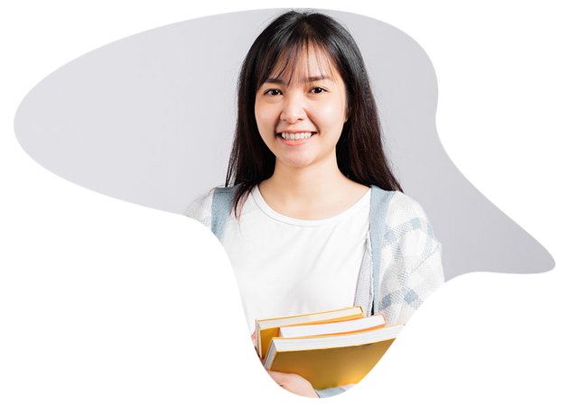 junge lächelnde Frau mit Büchern in den Händen