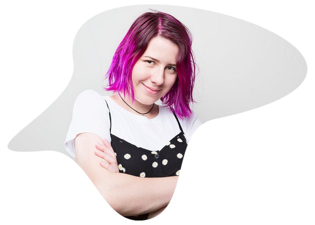 junge lächelnde Frau mit rosa gefärbten Haaren