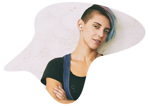junge selbstbewusst lächelnde Frau mit gefärbten Haaren und Tattoo auf einem Arm