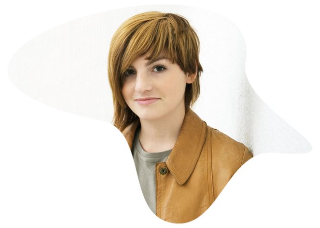 junge Frau lehnt an der Wand